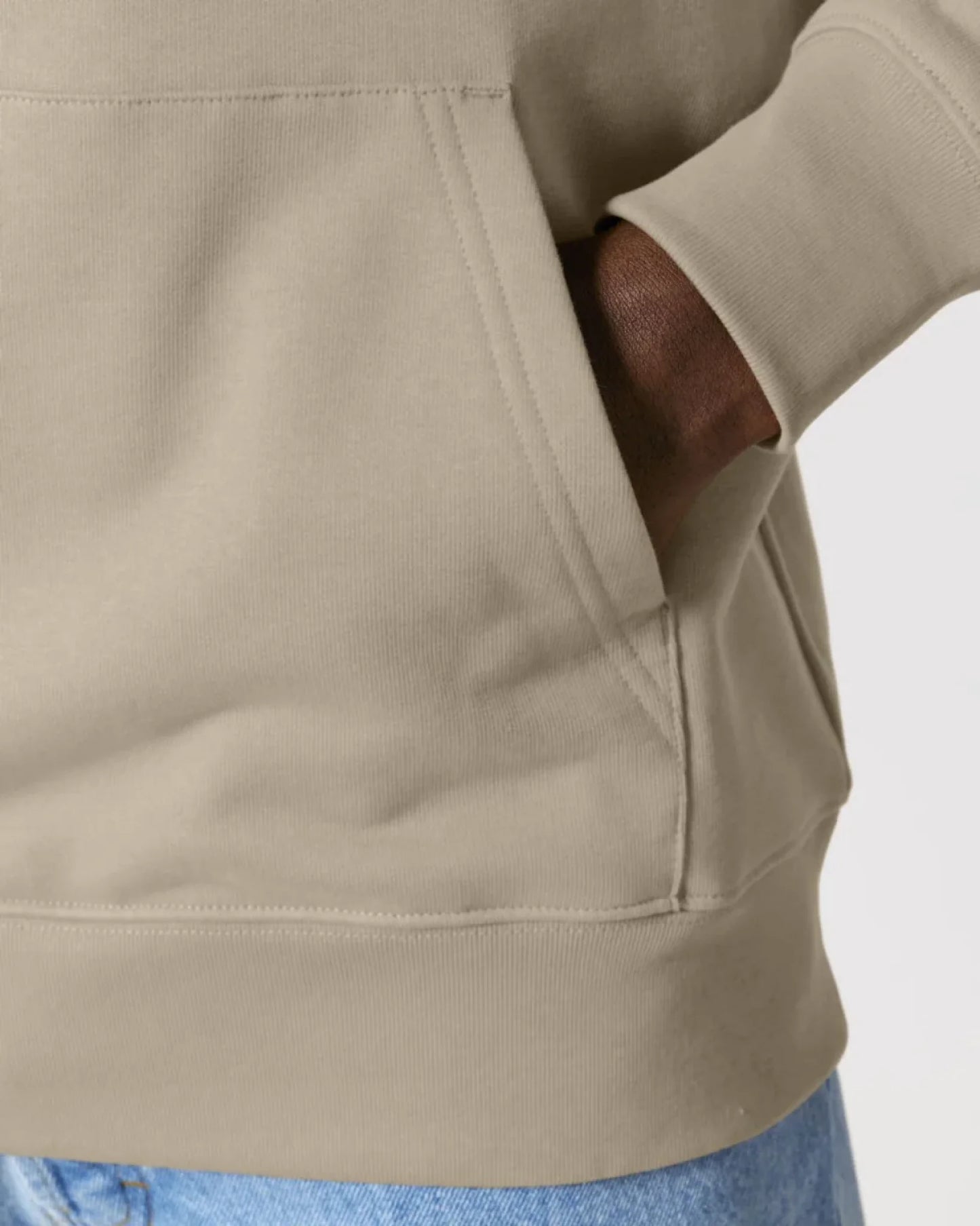 Kängurutasche am Premium Hoodie im Detail