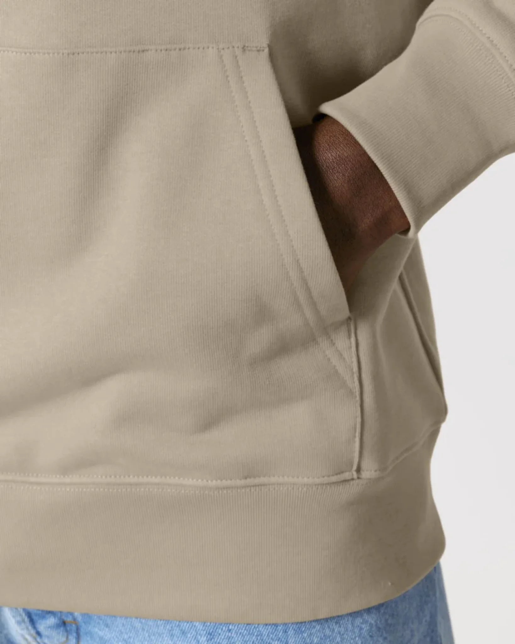 Kängurutasche am Premium Hoodie im Detail